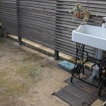 【タイル洗面台】ガーデニングに雰囲気のよいレトロな洗面器を施工(事例)