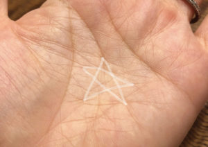 左手の手相の中に「五芒星」が3つ重なってある意味は?