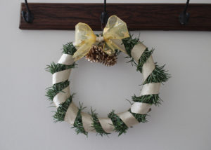 ローズマリーでクリスマスリースを作ってみました。