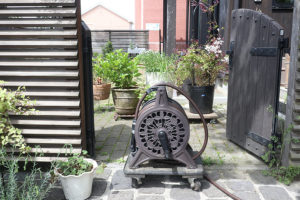 【おしゃれな庭の散水ホース】緑じゃなくシックで馴染むブラウン