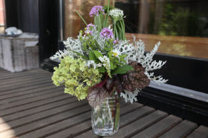 【お墓の花・盆花】自宅の庭でとれた草花だけで作ってみたよ